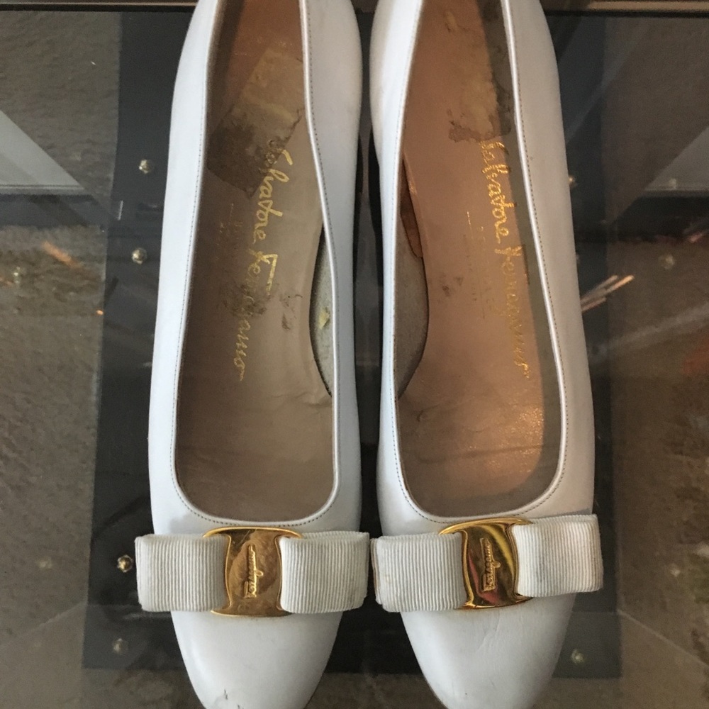 Salvatore Feragamo White “Vara” Classic Sz 7 AA